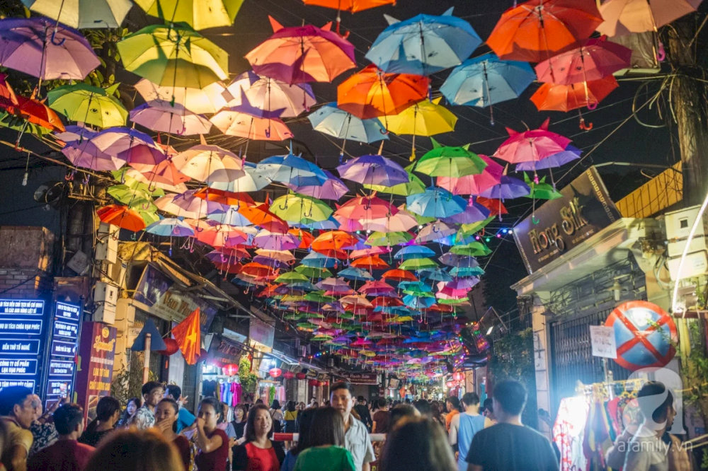 At night, when the lights shine, the scene becomes even more magical